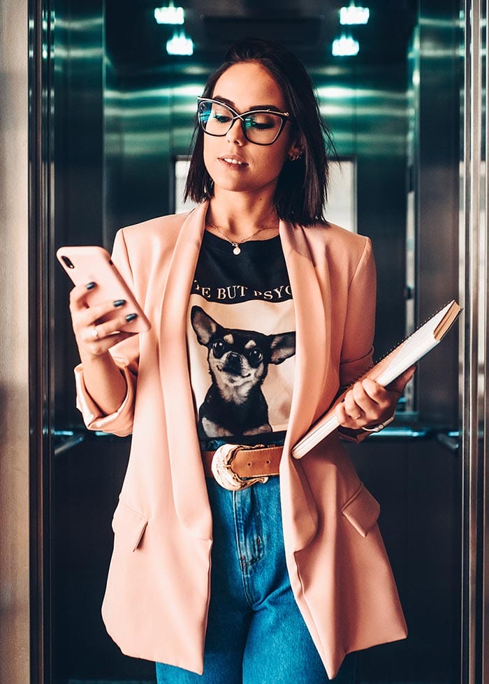 Real-time video communication from elevators to contact and alarm centers